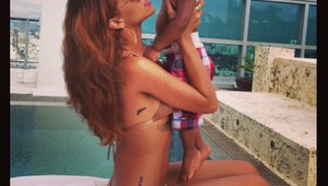 Риана и малкият й приятел