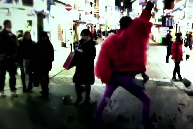 Мат Белами в клипа Panic Station