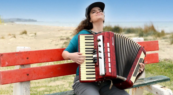 Печенката с акордеон в ръце