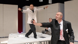 Филип Трифонов (на масата) и Добрин Досев (с джиесема) в "Тестостерон"