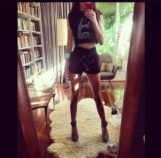 Кендъл Дженър по шорти