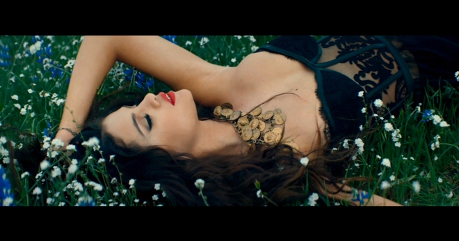 Селена Гомес в клипа Come & Get It