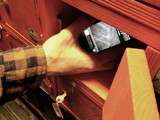 Поставяне на смартфон в гардероб за телефони