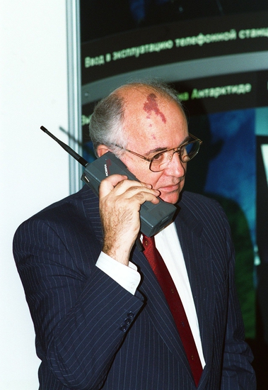 Най-великите неща от 80-те: Горбачов и мобилния телефон