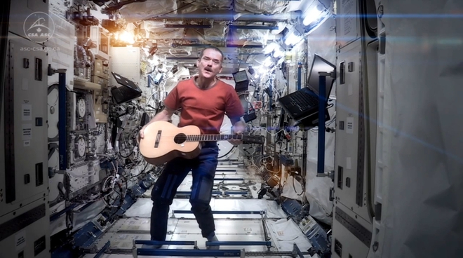 Астронавт пее Space Oddity
