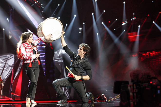 Елица Тодорова боса на сцената