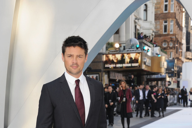 Karl urban na premierata na propadane v mraka