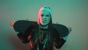 Михаела Караджова държи скейтборд