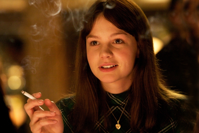 Кери Мълиган с цигара в "Съзряване" (2009)