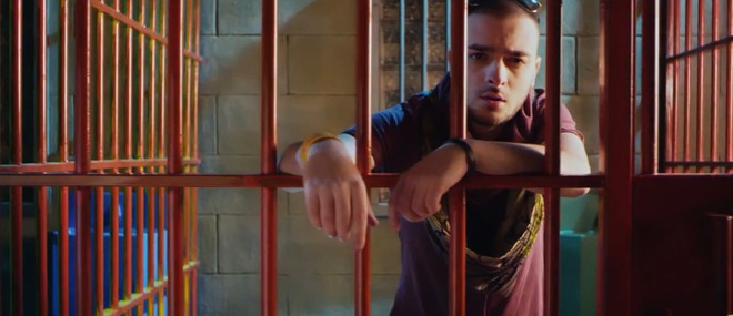 Криско зад решетките