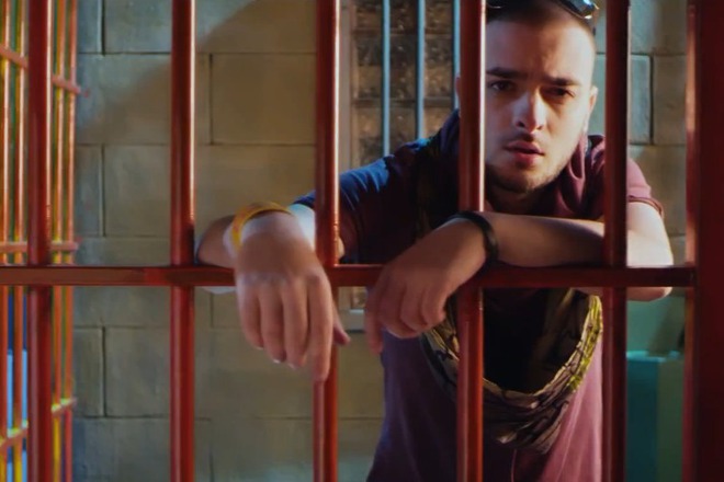 Krisko zad reshetkite