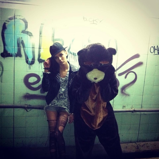 Мона в клипа си "Може би"