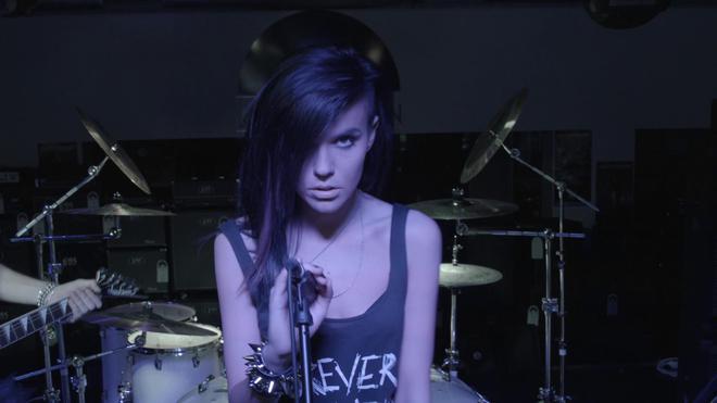 Мона Недева в клипа си "Може би"