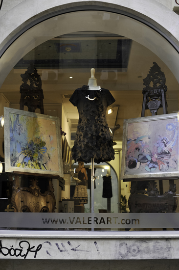 Дизайнерска рокля на витрината на галерия "Валер"