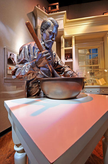 Бронзова фигура на д-р Пембъртън