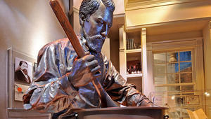 Бронзова фигура на д-р Пембъртън