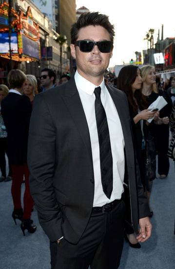 Карл Ърбан с тъмни очила