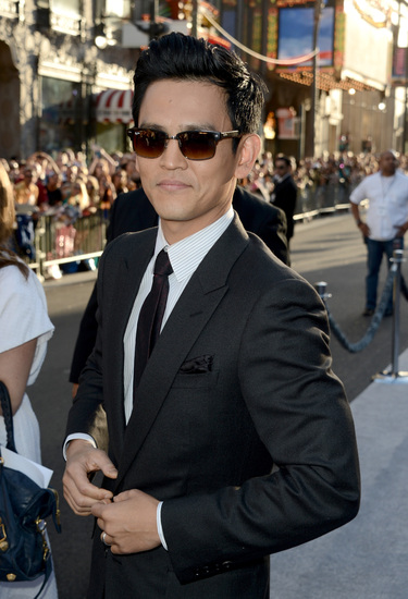 Джон Чо с тъмни очила