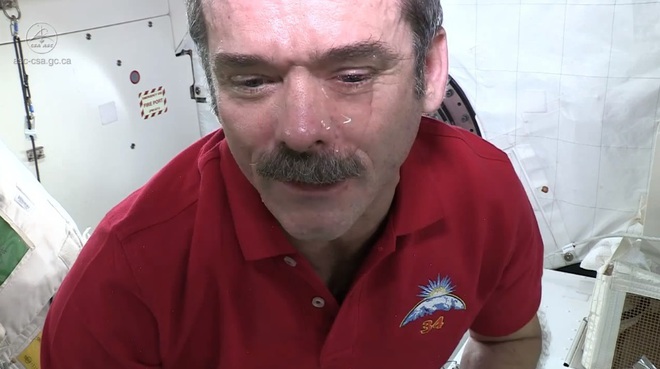 Крис Хатфийлд плаче