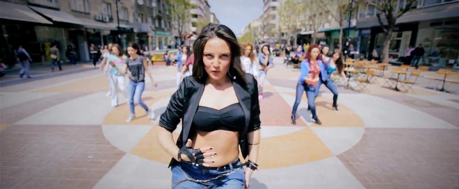Певицата Пламена Томова в клипа "Чупка"