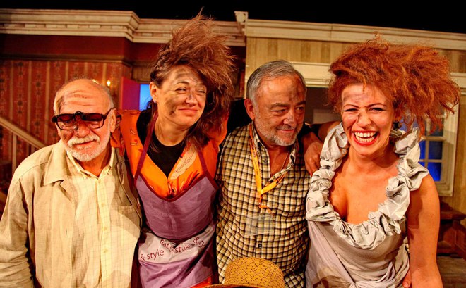 Част от актьорите от комедията "Откачена фамилия"