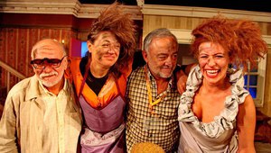 Част от актьорите от комедията "Откачена фамилия"