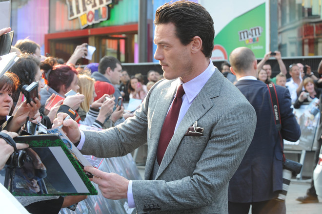 Люк Евънс в профил