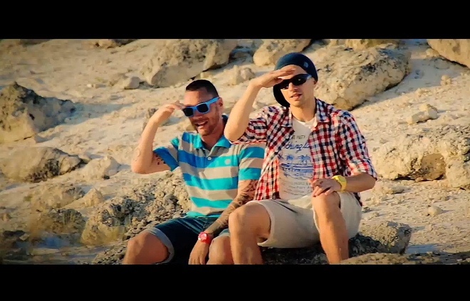 Део и Лео, "Целият свят"