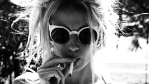 Секси мацка с цигара