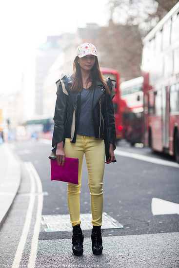 Шапка с козирка пази от слънце