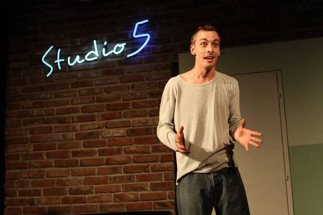 Актьорът Борис Георгиев в моноспектакъла "Когато рокът беше млад"