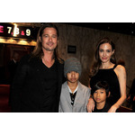 Джоли, Пит и две от децата им: Мадокс и Пакс