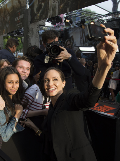 Анджелина Джоли се снима с френски фенове