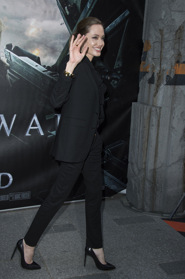 Анджелина в черен костюм "Сен Лоран"