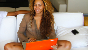 Бийонсе с лаптоп