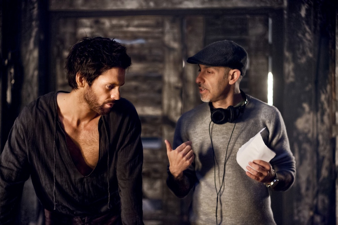 Том Райли (вляво) като Леонардо и продуцентът Дейвид Гойър