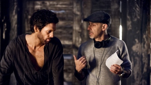 Том Райли (вляво) като Леонардо и продуцентът Дейвид Гойър