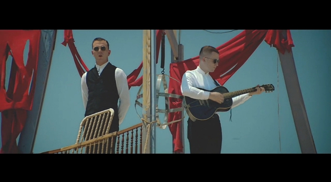 "Хъртс" в клипа Somebody To Die For