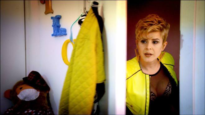 Робин в клипа си със Снуп Дог