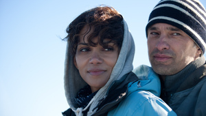 Холи Бери и Оливие Мартинес в "Тъмна вълна"