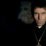 Лиъм Галахър като свещеник