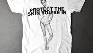 Майли Сайръс се разголи на фланелка