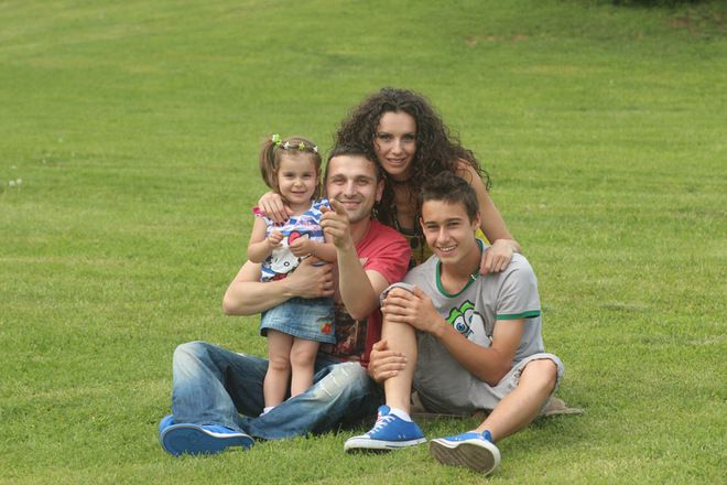 Нели Атанасова и Александър Сано с децата си