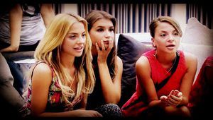 Близначките напуснаха доброволно "Мис България 2013"