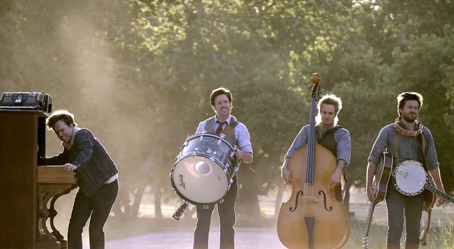 Четирима комици в клип на Mumford & Sons