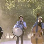Четирима комици в клип на Mumford & Sons