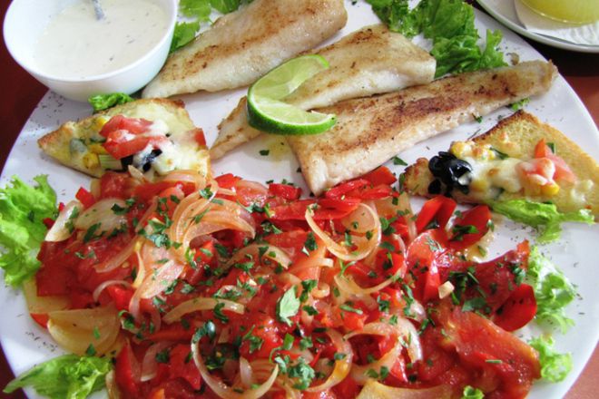 Byala riba s pecheni domati i luk