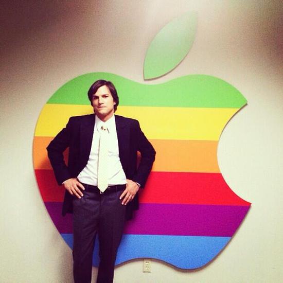 Аштън Къчър като Стив Джобс пред логото на "Епъл"