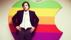 Аштън Къчър като Стив Джобс пред логото на "Епъл"