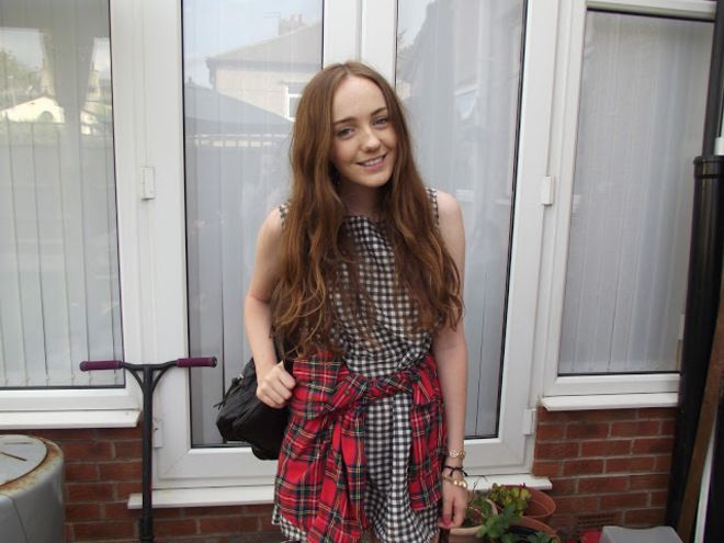 С карирана риза